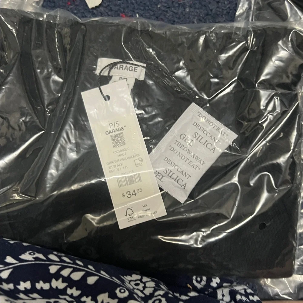 NWT Garage Ribbed Stretchy Soft Serene Deep V-Neck Long Sleeve CropTop Jet Black - Picture 3 of 4